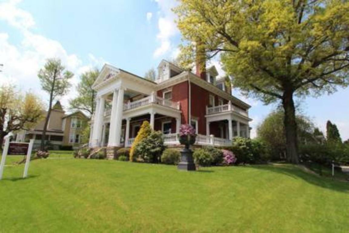 South Broadway Manor B&B - Near Fallingwater, Ohiopyle State Park, Hiking & Biking Trails Gap Scottdale Екстер'єр фото